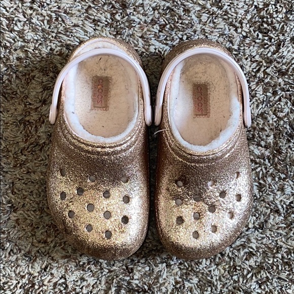 rose gold crocs with fur